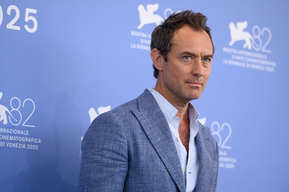 Jude Law jako Putin v Benátkách: moc, šedé eminence a tváře moci podle Oliviera Assayasa