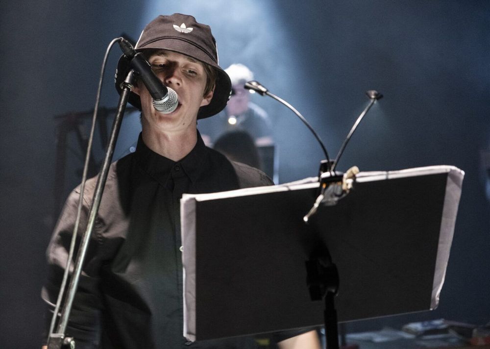 Malá inventura 2026: Kolečkové brusle, loutkový rap a rave party v srdci českého nezávislého divadla