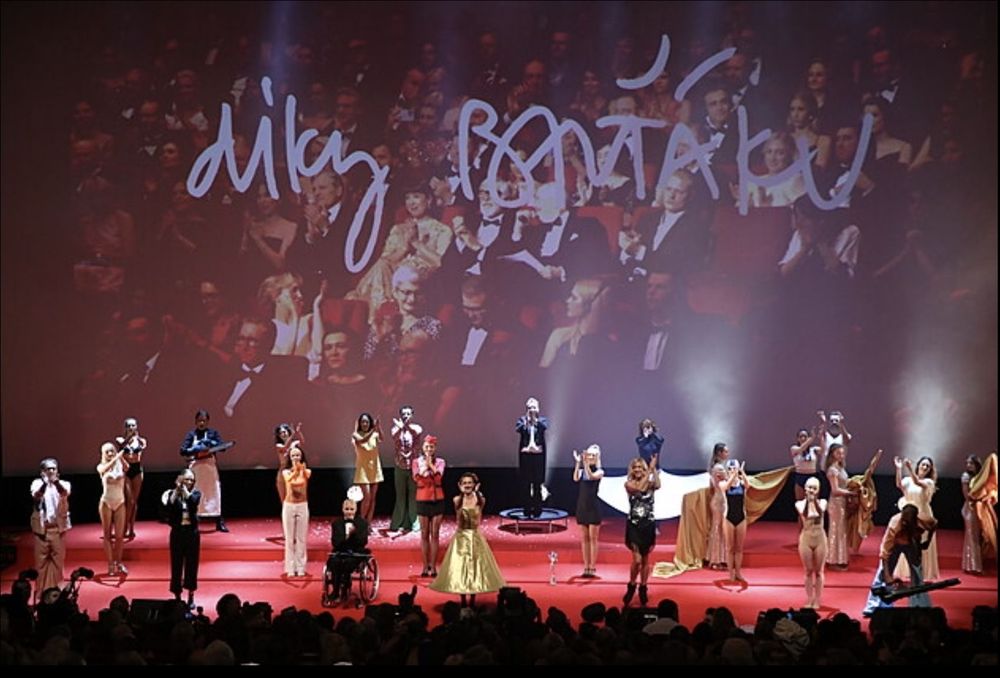 Tip na výstavu: CABANI / 30 x Opening & Closing Ceremonies – KVIFF 1995–2025
