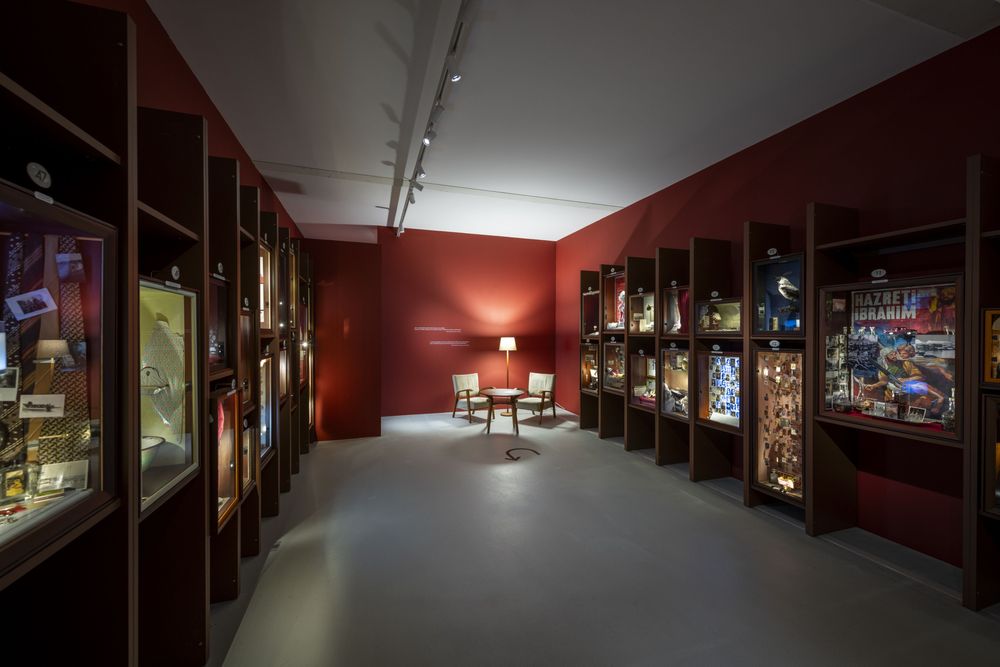 Unikátní výstava v DOXu představí románový svět tureckého nobelisty Orhana Pamuka