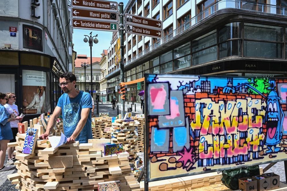 Na MURALU AKCE CIHLA se představí výtvarník Jakub Uksa