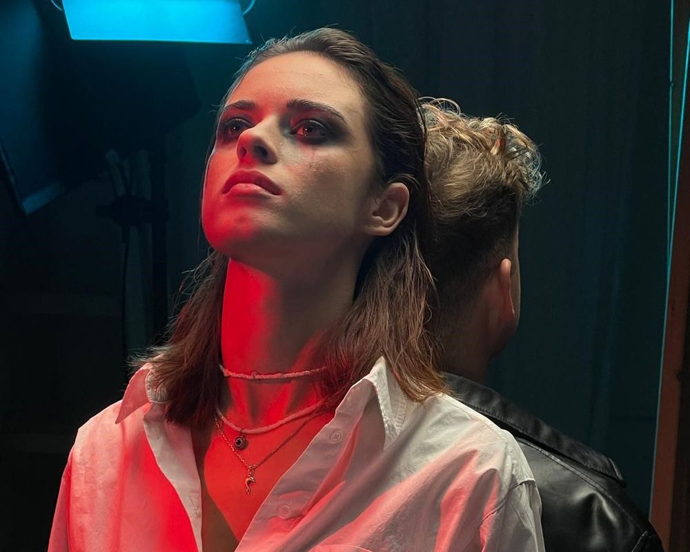 Anna Dvořáková ve videoklipu kapely Eddie Stoilow