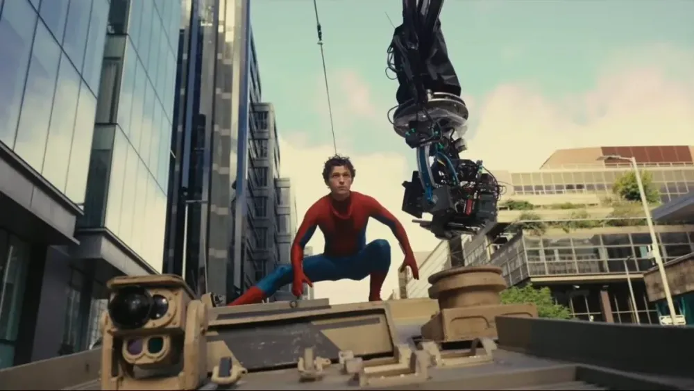 Tom Holland zasahuje v ulicích - video kaskadérských kousků ze Spider-Man: Brand New Day