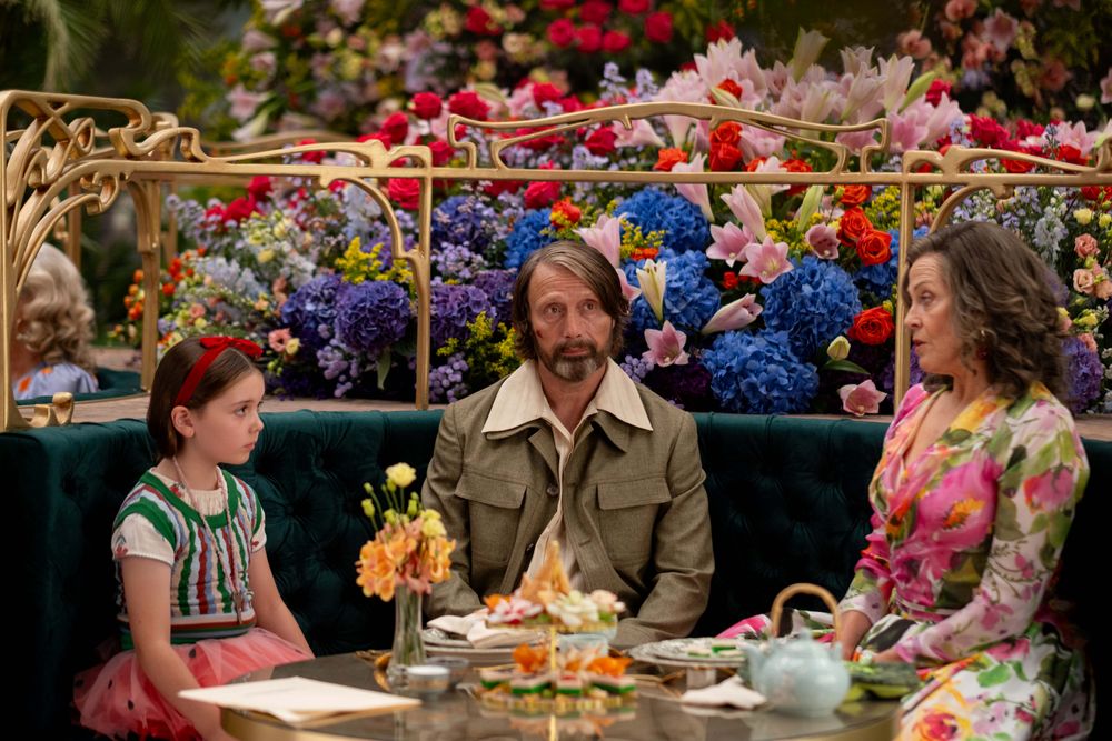 Mads Mikkelsen vs. příšera pod postelí: Dust Bunny přepisuje pravidla filmové pohádky