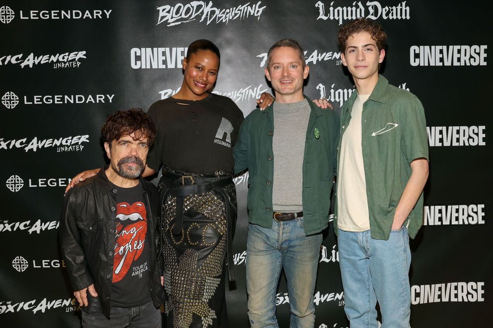 Splatter, satira a radioaktivní superhrdinové: Peter Dinklage a Elijah Wood představují The Toxic Avenger na Comic-Conu 2025