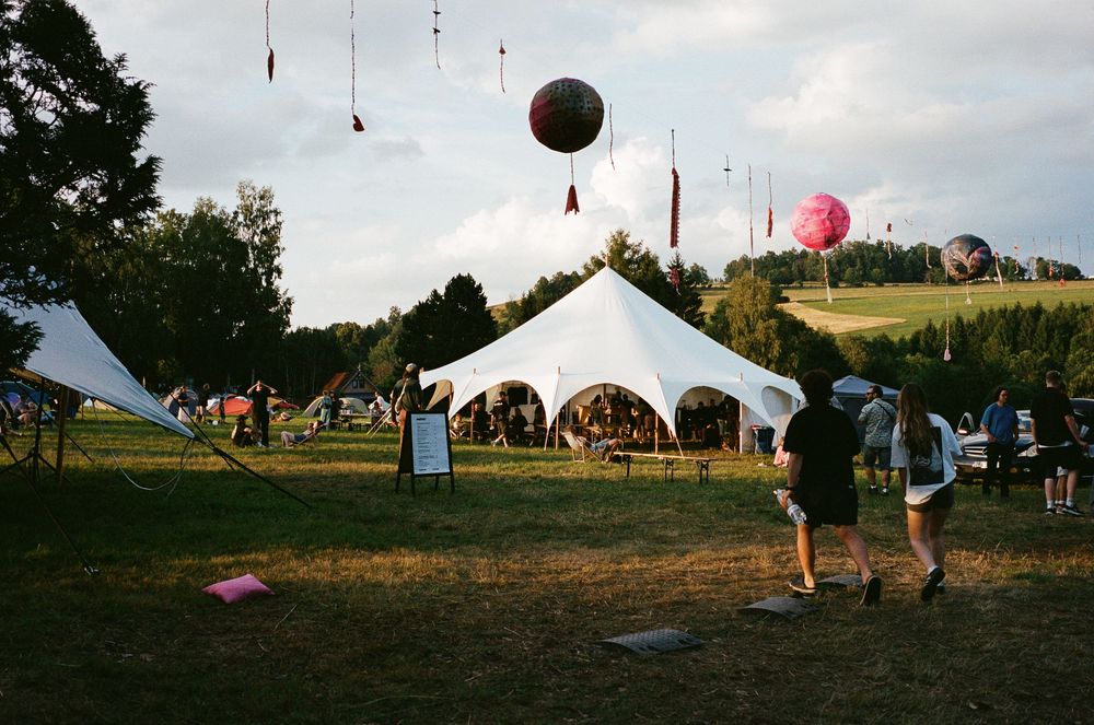 Ohlédnutí za KUKOKLI 2026: Fotky z festivalu, který ožívá v barokním kostele