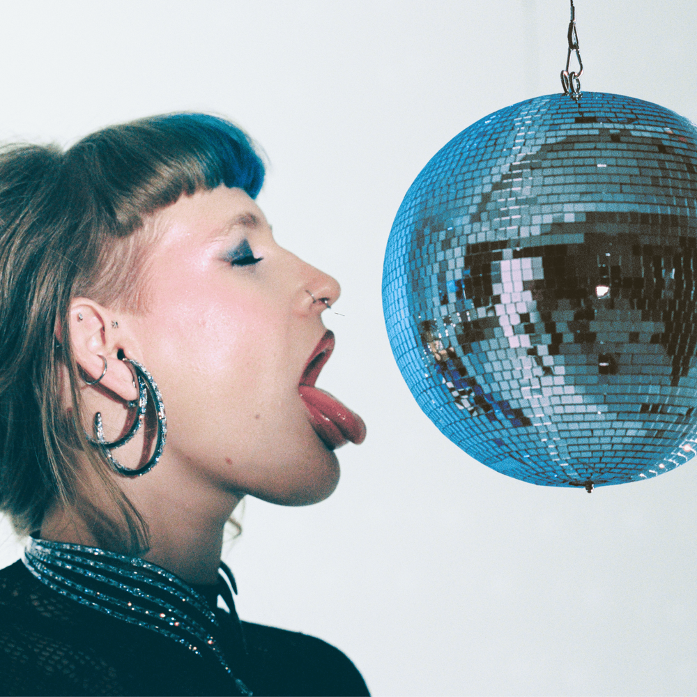 Aiko zahajuje svou disco éru. První singl WHY NOT BBY je oslavou spontánnosti a života bez overthinkingu