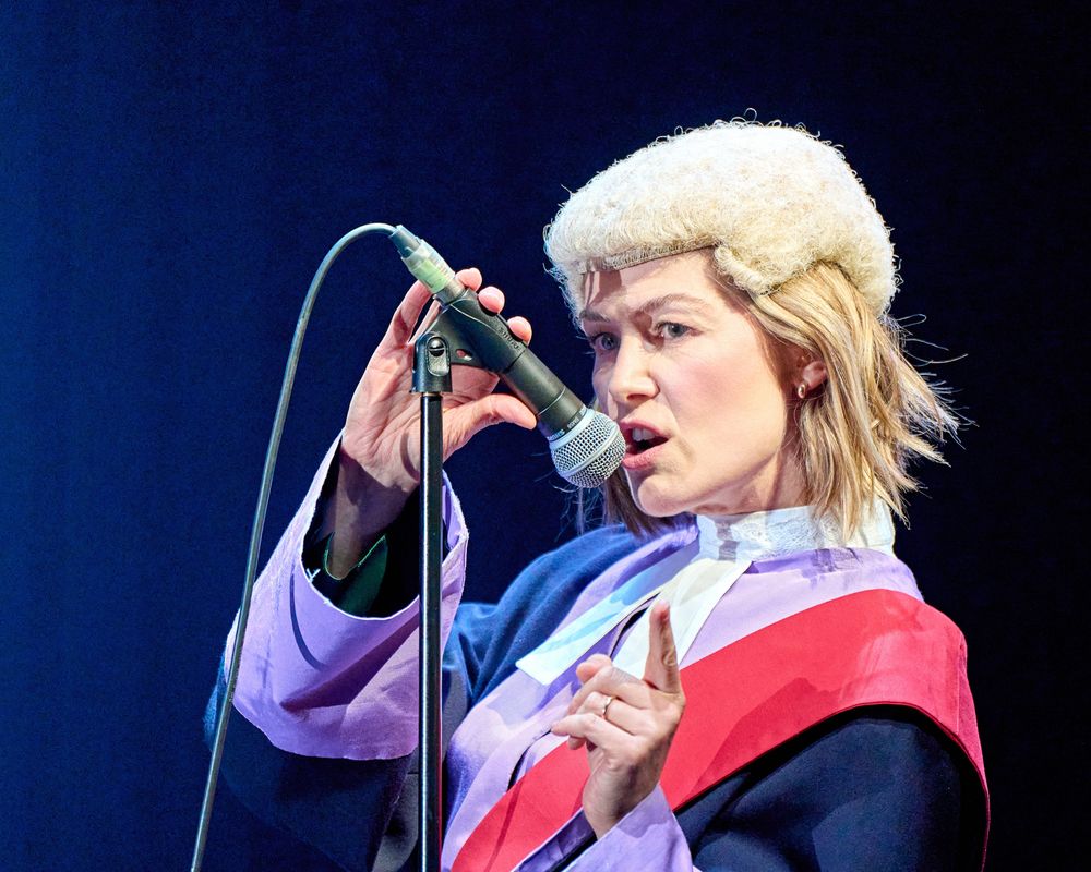Rosamund Pike ovládá prkna v INTER ALIA - divadlo o konsentu, rodičovství a internetu