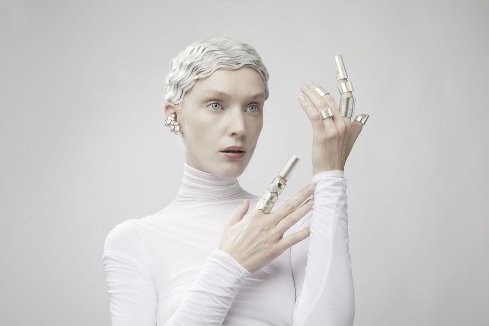 Móda na DesignBloku 2026: studentský Oscar, nenositelné prsteny a šperky z automatu