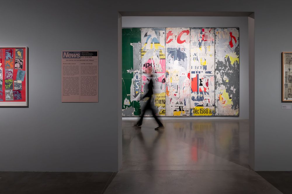 Umění vs. média: Výstava HIT BY NEWS v DOXu ti ukáže, jak tě noviny formují víc, než si myslíš