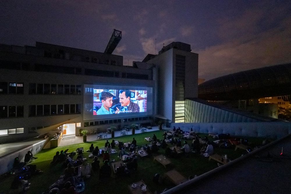 Letní kino DOX 2026: Devět filmů o tom, jak média formují (a falšují) realitu