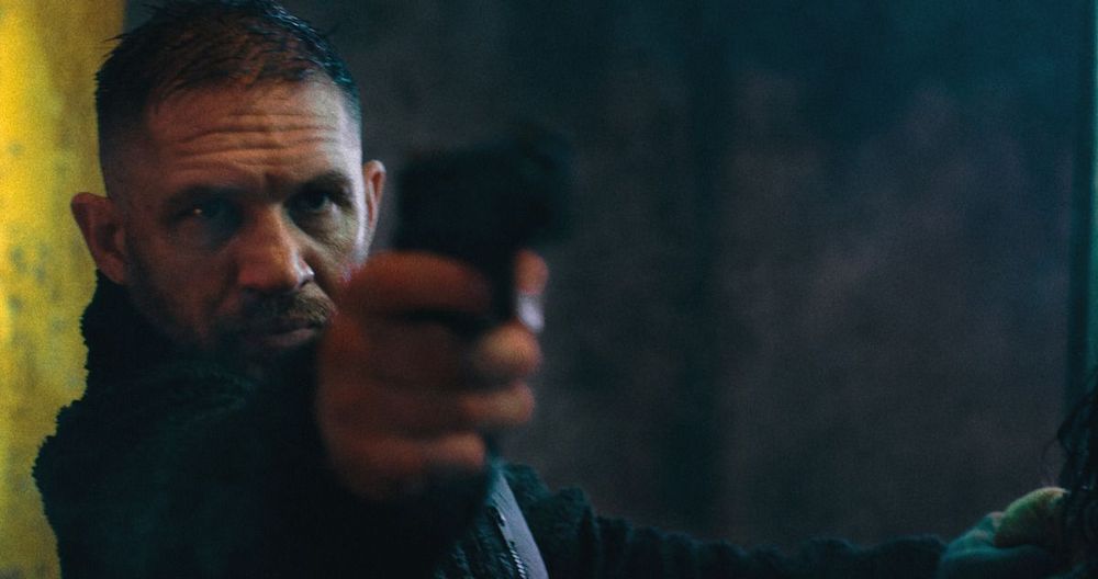 Tom Hardy na prvních oficiálních snímcích akčního filmu Havoc