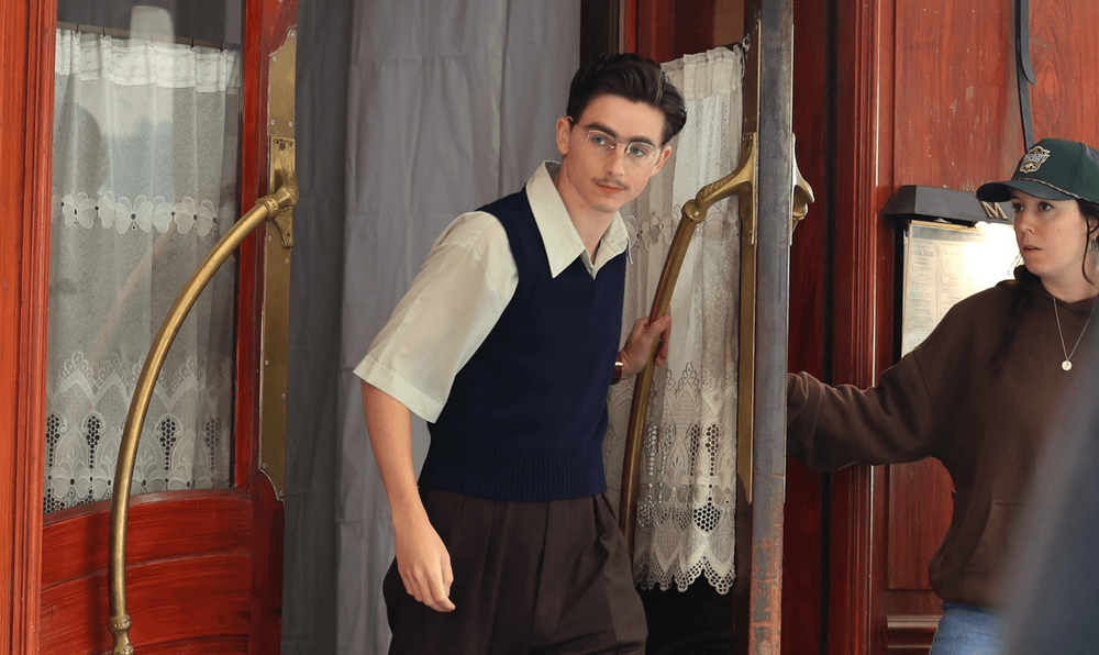 Timothée Chalamet s knírkem a pomádou ve filmu Joshe Safdieho