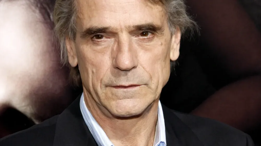 Highlander: Jeremy Irons se přidává k rebootu s Henrym Cavillem