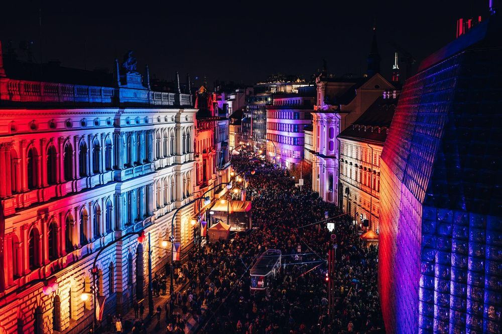 Korzo Národní oslaví 35. výročí sametové revoluce