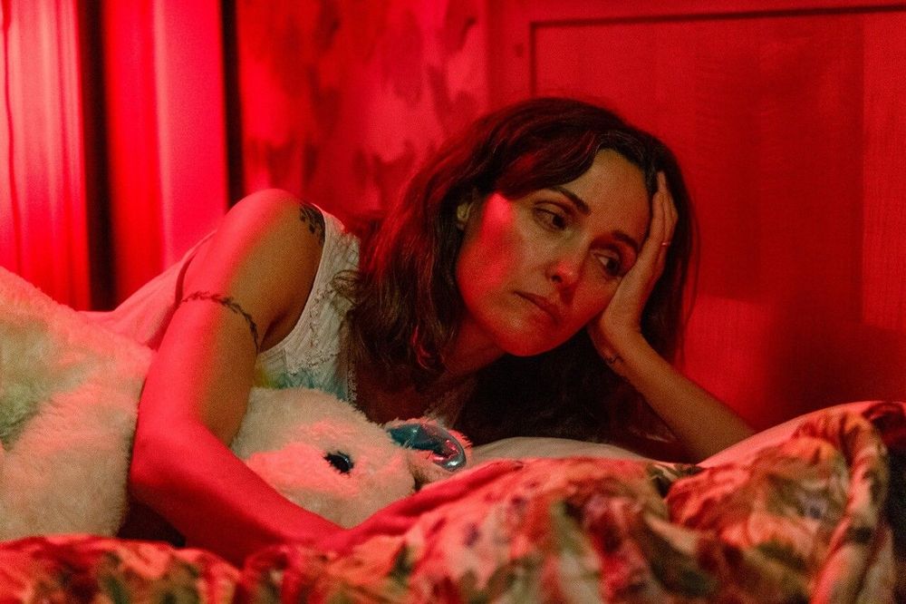 Rose Byrne: matka všech breakdownů. Do kin míří tragikomický festivalový hit Kdybych měla nohy, tak ti nakopu