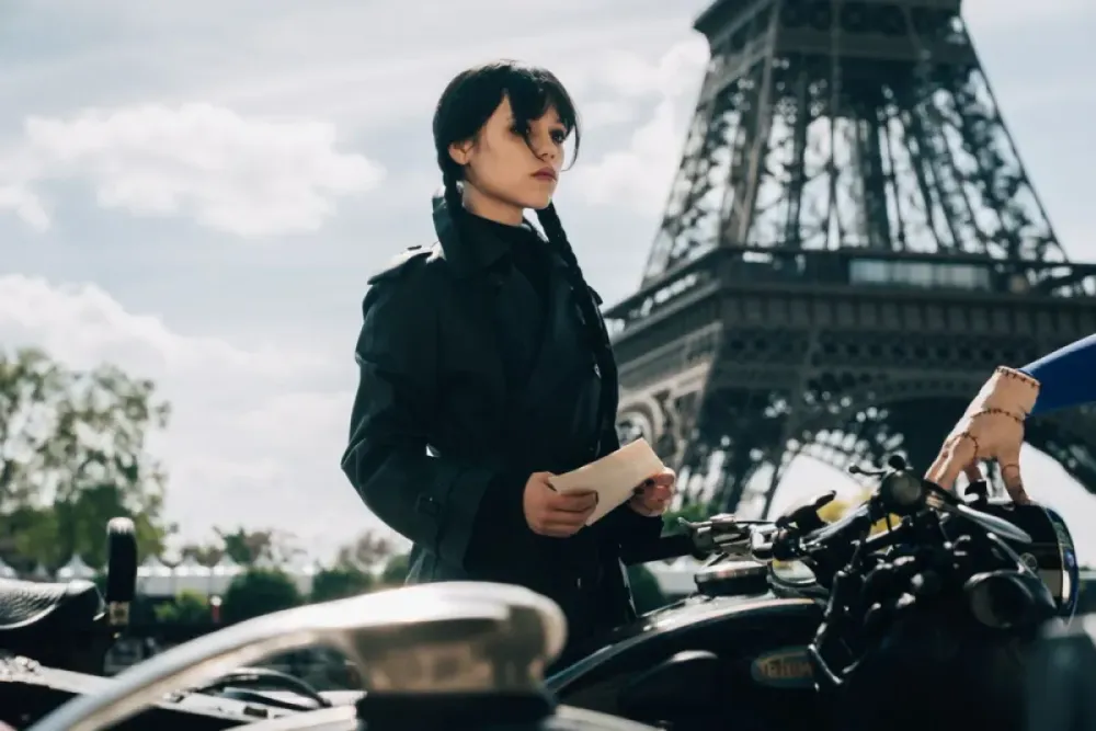 Co dělá Wednesday v Paříži: Netflix odhalil první záběry ze 3. sezóny 