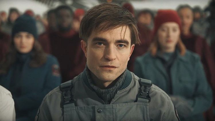 Robert Pattinson se představuje ve sci-fi černé komedii jako Mickey 17