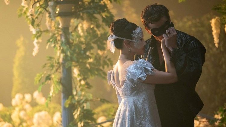 Bridgertonovi 4: Ukázka nás zavede do zákulisí dlouho očekávaného maškarního plesu