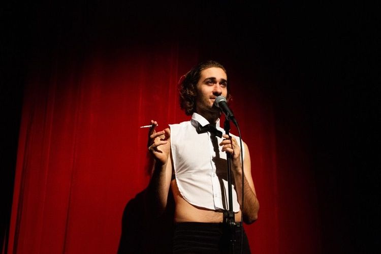 Utěšitelka: groteskní jízda o lidském utrpení a americkém snu