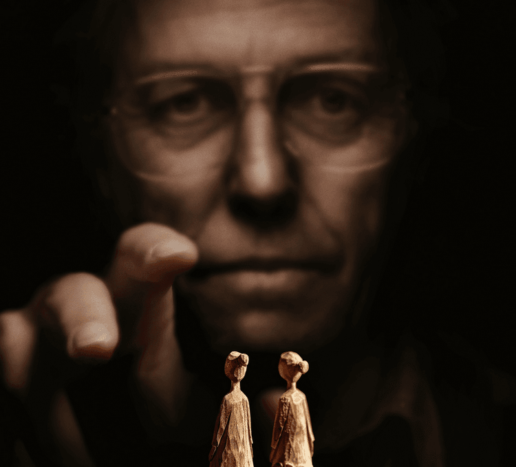 Sadistický a neproniknutelný Hugh Grant v novém traileru k děsivému hororu