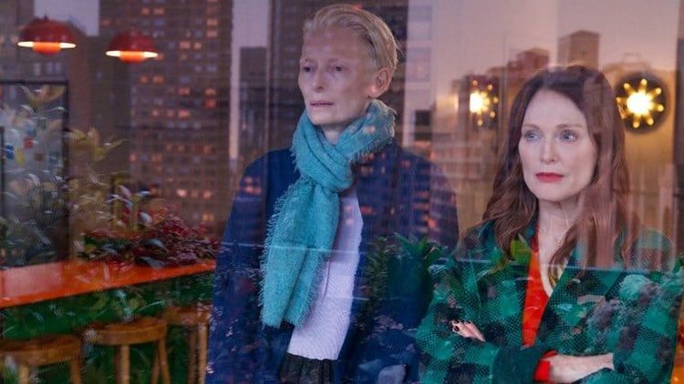 První trailer k filmu Pedra Almodóvara s Tildou Swinton a Julianne Moore