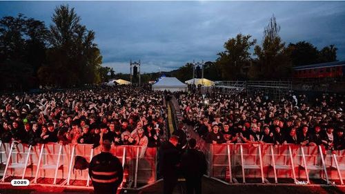 Léto 2025 patří Areálu7: Koncertní tipy