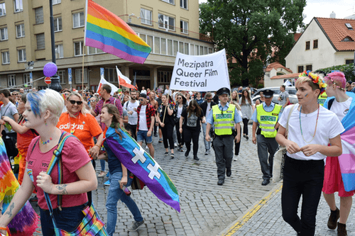 Mezipatra na Prague Pride: kvíz, debaty a letní kino pod širým nebem